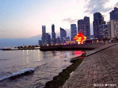 ​夜晚的青岛五四广场，灯光迷人璀璨