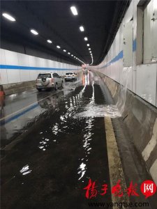 ​扬子江隧道漏水了？隧道公司回应：废水管接着破裂所致已抢修完毕